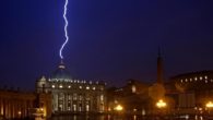   Lunedì 11 febbraio: il Papa annuncia le dimissioni. Stesso giorno alle ore 17:54 un fulmine colpisce la cupola della Basilica di San Pietro, ripresa da una fotocamera. L’immagine ha […]