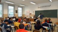   Caro diario ti racconto il mio primo giorno di  scuola.    il primo giorno di scuola era stato facile il primo professore che ho incont5ato è il De Laurentis, […]